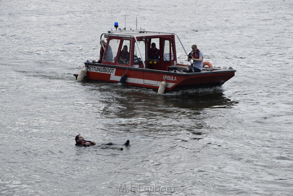 Uebung BF Taucher und Presse Koeln Zoobruecke Rhein P355.JPG - Miklos Laubert